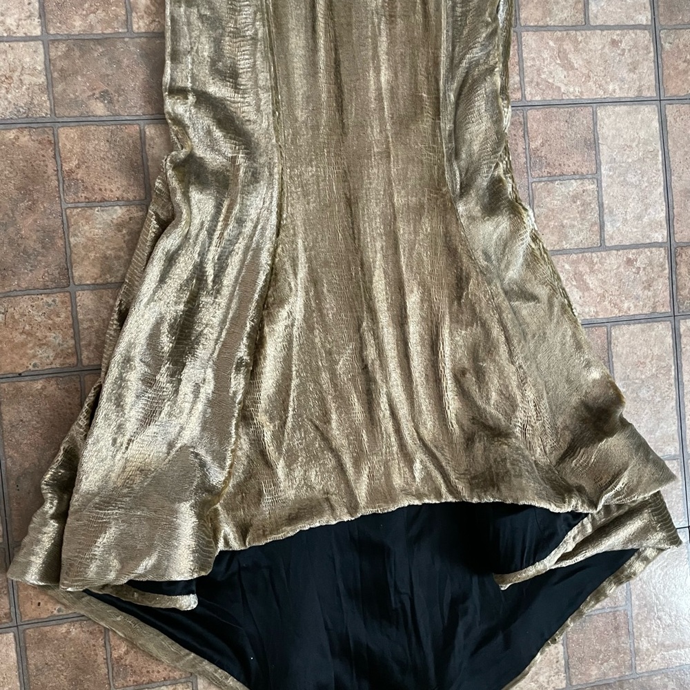christian siriano luxury velvet gold metallic long gown with small train. - Picture 5 of 7